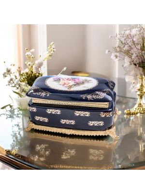 Scatola, elegante cofanetto portagioie in ceramica pregiata, con raffinati dettagli in oro.