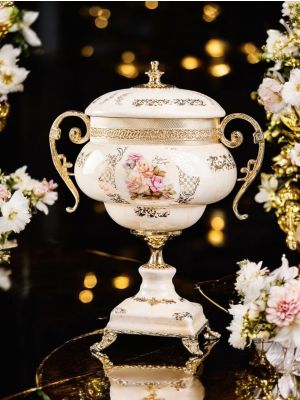 Poutiche in ceramica di pregio, coperchio apribile e decorazioni floreali e oro, realizzato a mano.