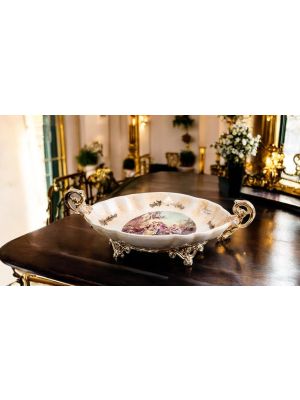 Vassoio in ceramica pregiata, decorato con motivi barocchi e dettagli dorati, realizzato a mano.
