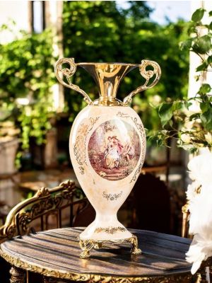 Anfora in ceramica pregiata, decorata con dame, cavaliere e dettagli dorati, fatta a mano.