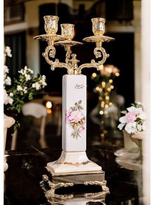 Candelabro 3 fiamme in pregiata ceramica, decorazioni floreali ed oro, realizzato a mano.