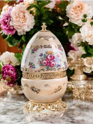 Poutiche a uovo, cofanetto portagioie in ceramica pregiata, coperchio apribile e dettagli in oro.