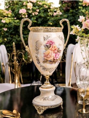 Vaso in ceramica pregiata, decorato con fiori e dettagli dorati, fatta a mano.