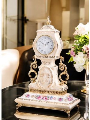 Orologio da tavolo in ceramica pregiata, con decorazioni floreali e dettagli dorati, realizzato a mano.