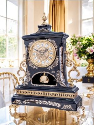 Orologio da tavolo in ceramica raffinata, con eleganti dettagli dorati, realizzato artigianalmente.