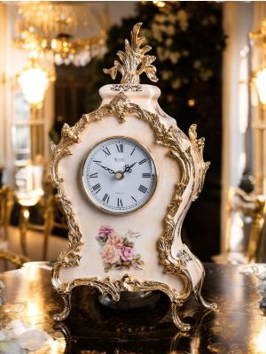 Orologio da tavolo in ceramica elegante, con dettagli dorati, realizzato a mano con tecnica artigianale.