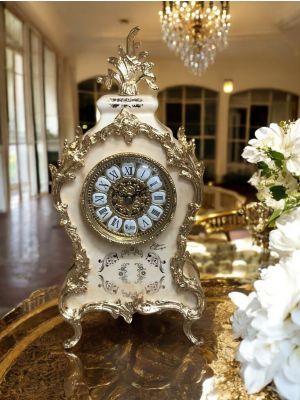 Orologio da tavolo in ceramica fine, decorato con dettagli dorati, realizzato a mano con cura artigianale.