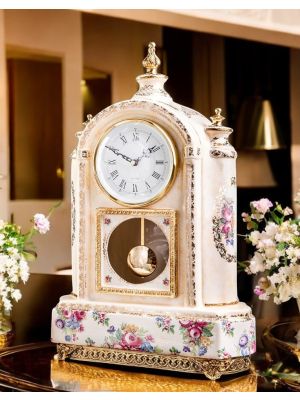 Orologio a pendolo in ceramica raffinata, con eleganti decorazioni dorate, fatto artigianalmente.