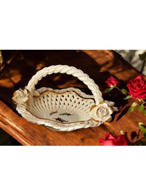 Centrotavola in ceramica di alto valore, con rose e particolari dorati, realizzato a mano.
