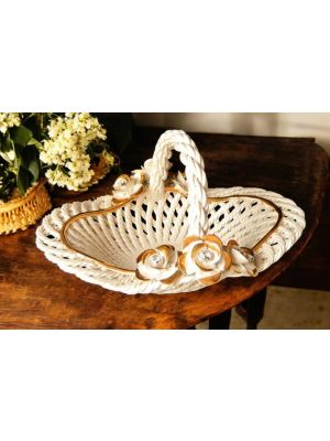 Centrotavola in ceramica artigianale, con rose e particolari dorati, realizzato a mano.