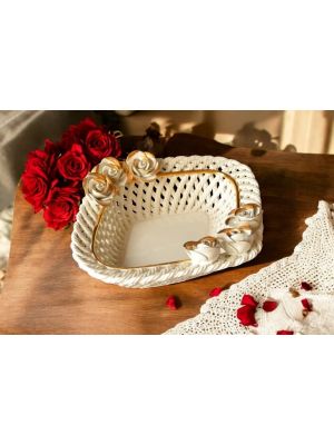Centrotavola, cesto in ceramica, con rose e decori oro, fatto a mano.