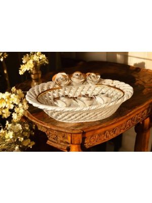 Centrotavola in ceramica realizzata a mano, con rose e particolari dorati.