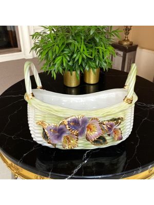 Centrotavola, cesto in ceramica adornato con fiori e raffinati dettagli dorati, realizzato a mano.