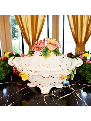 Zuppiera in ceramica artistica stile barocco, decorata con fiori e dettagli oro, realizzata a mano.