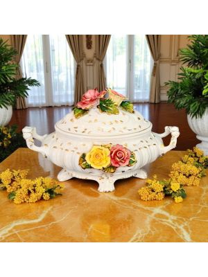 Zuppiera in ceramica artistica dallo stile barocco, arricchita da fiori e dettagli oro, fatta a mano.