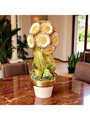 Pianta in ceramica artistica decorata con margherite e dettagli dorati, realizzata interamente a mano.