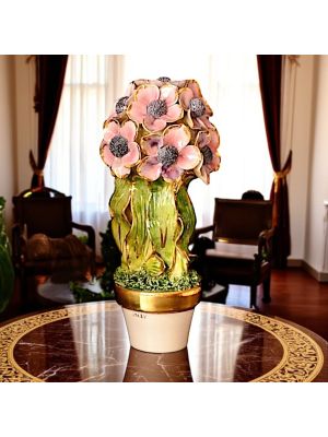 Pianta in ceramica artistica decorata con anemoni e dettagli dorati, realizzata interamente a mano.