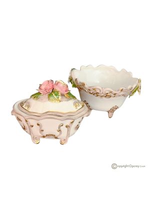 Scatola e vaschetta in ceramica raffinata, impreziosite da fiori e dettagli dorati,fatte a mano.
