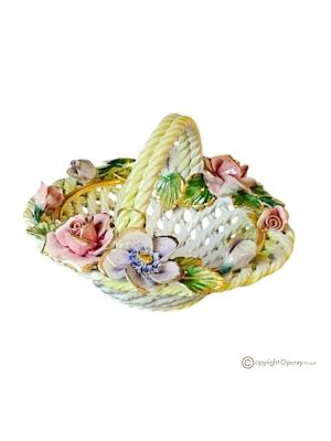 Centrotavola, cesto in ceramica raffinata, arricchito da fiori e particolari dorati, realizzato a mano.