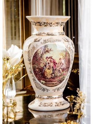 Vaso in ceramica pregiata, decorato con motivi barocchi e dettagli dorati, realizzato a mano.
