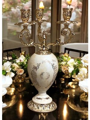 Candelabro a 3 fiamme in ceramica pregiata, decorato con dettagli in oro, realizzato a mano.