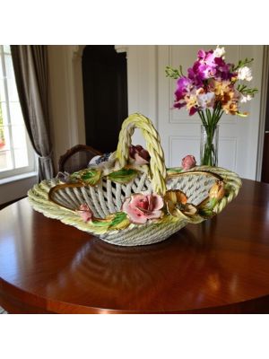 Centrotavola in ceramica, decorato con fiori e dettagli dorati, realizzato interamente a mano.