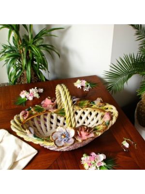 Centrotavola, cesto in ceramica, impreziosito da fiori e dettagli dorati, fatto a mano.