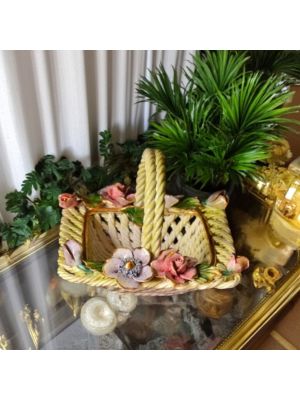 Centrotavola, cesto in ceramica decorato con fiori e raffinati dettagli dorati, fatto interamente a mano.