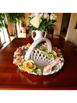 Centrotavola, cesto in ceramica arricchito da fiori e raffinati dettagli dorati, realizzato a mano.
