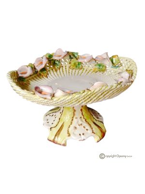 Alzata, centrotavola in ceramica pregiata, decorata con fiori e dettagli dorati, realizzata a mano.