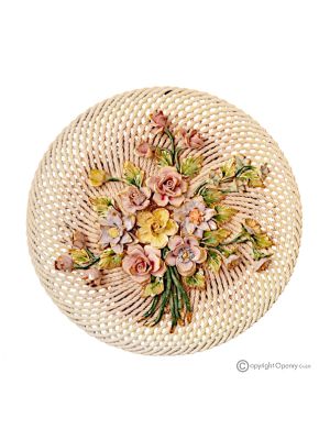 Decorazione da appendere in ceramica pregiata, adornata con fiori e particolari dorati, fatta a mano.