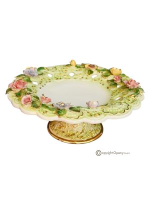 Alzata, centrotavola in ceramica pregiata, decorata con fiori e dettagli dorati, realizzata a mano.