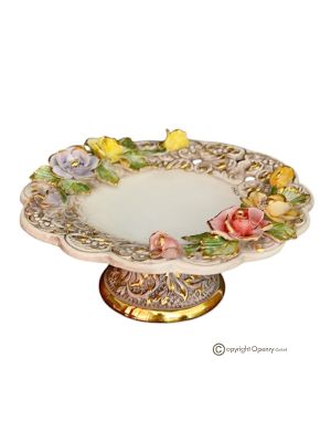 Alzata, centrotavola in ceramica raffinata, adornata con fiori e particolari dorati, realizzata a mano.