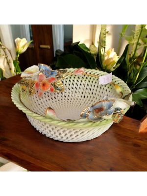 Cesto centrotavola in ceramica, ornato con fiori e rifiniture dorate, realizzato artigianalmente.