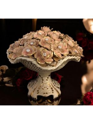 Alzata, centrotavola in ceramica superiore, contenente rose, dettagli oro e cristalli, fatta a mano.