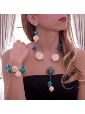 Un tocco di raffinatezza veneziana: collana, bracciale e orecchini con vere perle in vetro di Murano.