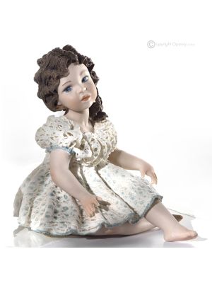 KATIA - Statuetta Capodimonte, eleganza in porcellana pura senza tempo.