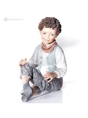 MATTEO - Statuetta Capodimonte, ragazzo un pezzo d’arte in porcellana pregiata.
