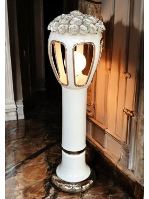 Lampada da terra, lanterna in ceramica, decorata con rose, cristalli Swarovski ed platino.