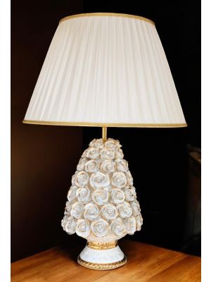Lampada da tavolo. ceramica artistica, decorata con rose, cristalli Swarovski con dettagli oro.