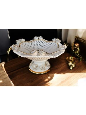Alzata in ceramica di alta qualità, decorata con rose, cristalli e rifiniture dorate, fatta a mano.