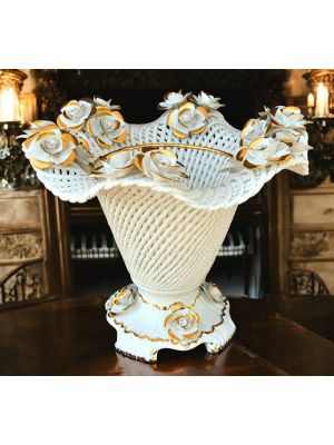 Vaso in ceramica di alta qualità, decorato con rose, cristalli Swarovski e dettagli dorati.