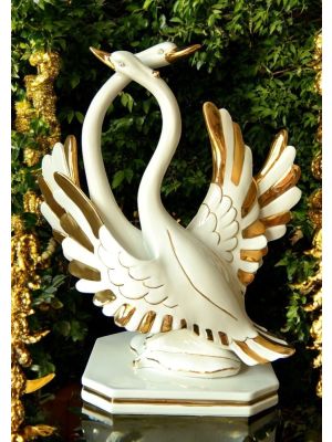 Coppia di cigni in ceramica, decorati con rose, cristalli e dettagli oro, fatti a mano.