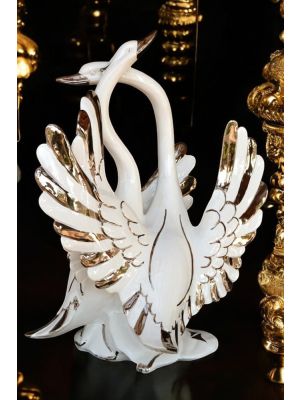 Coppia di cigni in ceramica, decorati con rose, cristalli e dettagli in platino, fatti a mano.