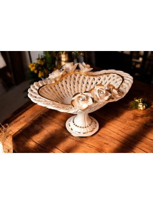 Alzata in ceramica di elevato prestigio, decorata con rose, cristalli e rifiniture dorate.