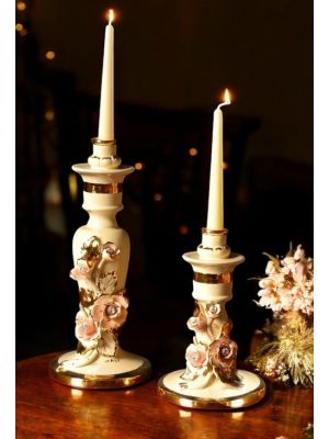 Set 2 Candelieri in ceramica pregiata, decorati con rose e dettagli dorati, realizzati a mano.