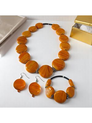 Raffinato set di gioielli artigianali in vetro di Murano, composto da collana, bracciale e orecchini.