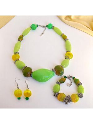 Elegante set con autentiche perle in vetro di Murano: collana, bracciale e orecchini.
