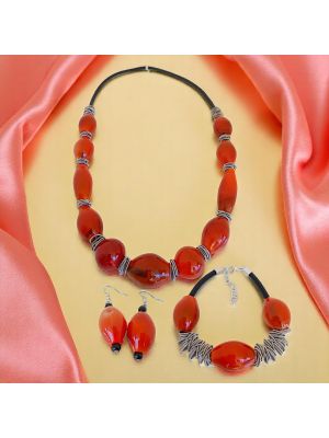 Raffinata parure con autentiche perle soffiate in vetro di Murano: collana, bracciale e orecchini.