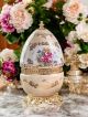 Poutiche a uovo, cofanetto portagioie in ceramica pregiata, coperchio apribile e dettagli in oro.